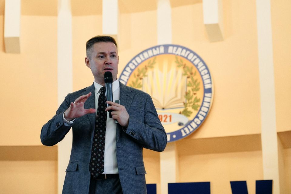 Главный телеканал страны. В ведущих вузах Республики провели лекции от Российского общества «Знание» Спикером стал Сергей Тугушев – ведущий новостей «Первого канала», практикующий психолог, тренер по публичным выступлениям... Главный телеканал страны. В ведущих вузах Республики провели лекции от Российского общества «Знание» Спикером стал Сергей Тугушев – ведущий новостей «Первого канала», практикующий психолог, тренер по публичным выступлениям...