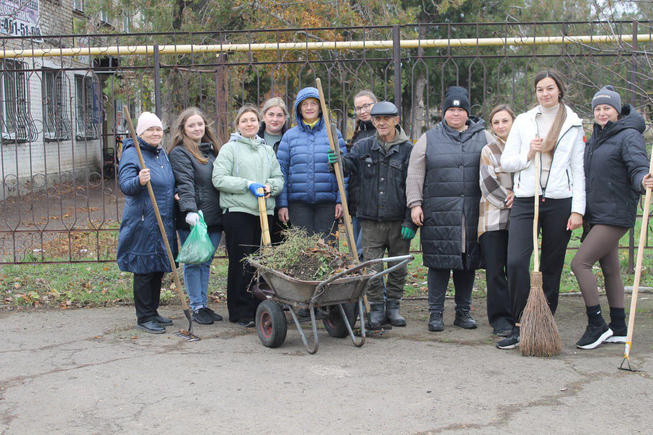 В населённых пунктах, находящихся в ведении отдела по жизнеобеспечению пгт Новосветловка, с. Белоскееватое, с. Пароменко, п. Хрящеватое, состоялся общемуниципальный субботник, приуроченный ко Дню народного единства