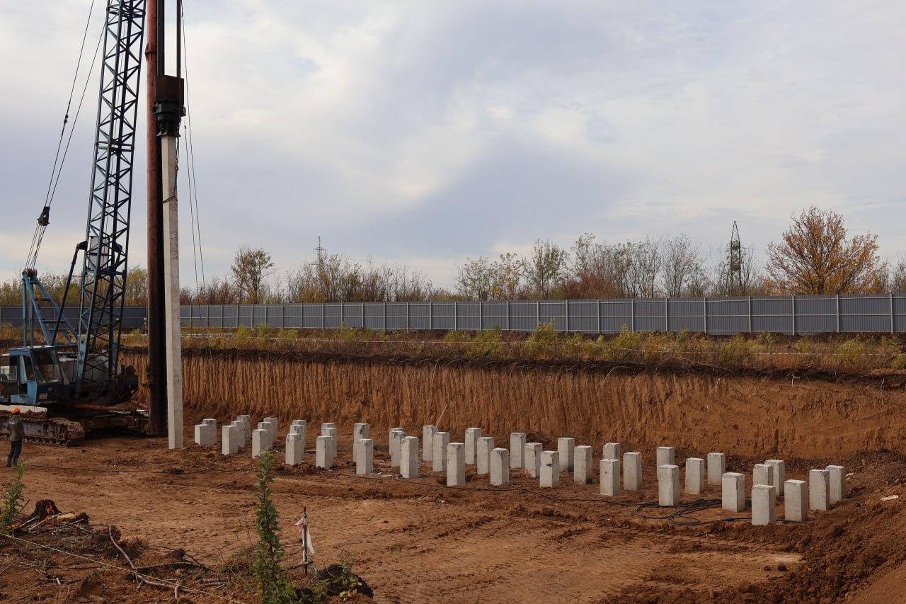 На сегодня в ЛНР в разной степени проработки реализуются порядка 60 проектов жилищного строительства и выдано 22 разрешения на строительство многоквартирных домов на общую жилую площадь чуть более 220 тыс На сегодня в ЛНР в разной степени проработки реализуются порядка 60 проектов жилищного строительства и выдано 22 разрешения на строительство многоквартирных домов на общую жилую площадь чуть более 220 тыс