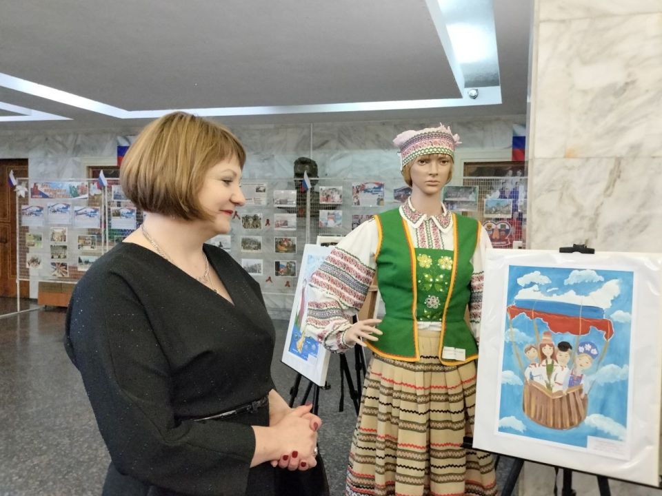 "Венок дружбы" расцвел в Ровеньках: яркая выставка ко Дню народного Единства! "Венок дружбы" расцвел в Ровеньках: яркая выставка ко Дню народного Единства!