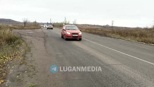 В преддверии празднования Дня народного единства представители Дебальцево, Брянки и четырех регионов-шефов встретились на границе Луганской и Донецкой Народных Республик