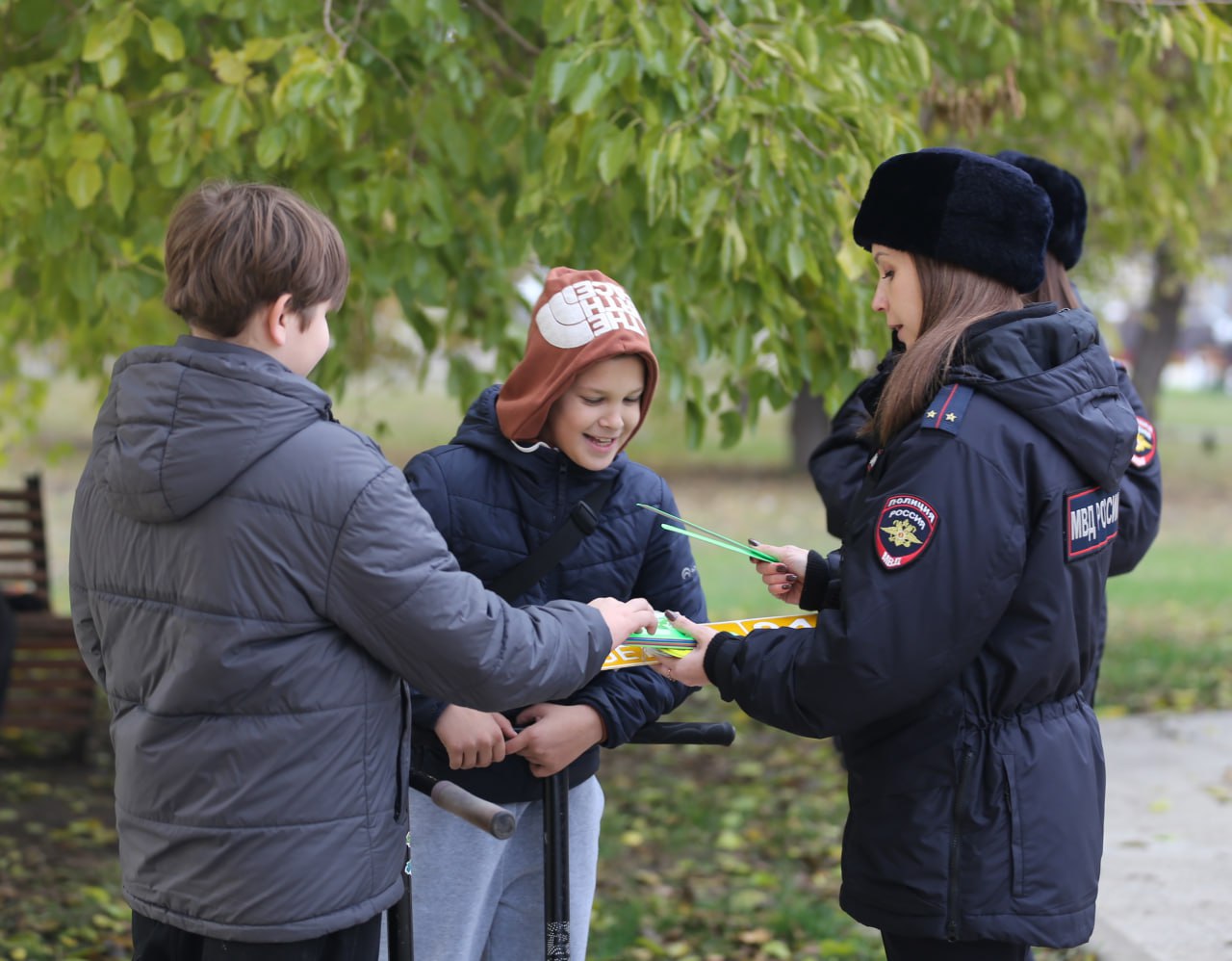 111Дорожные полицейские региона в центре столицы ЛНР раздали прохожим световозвращающие аксессуары 111Дорожные полицейские региона в центре столицы ЛНР раздали прохожим световозвращающие аксессуары
