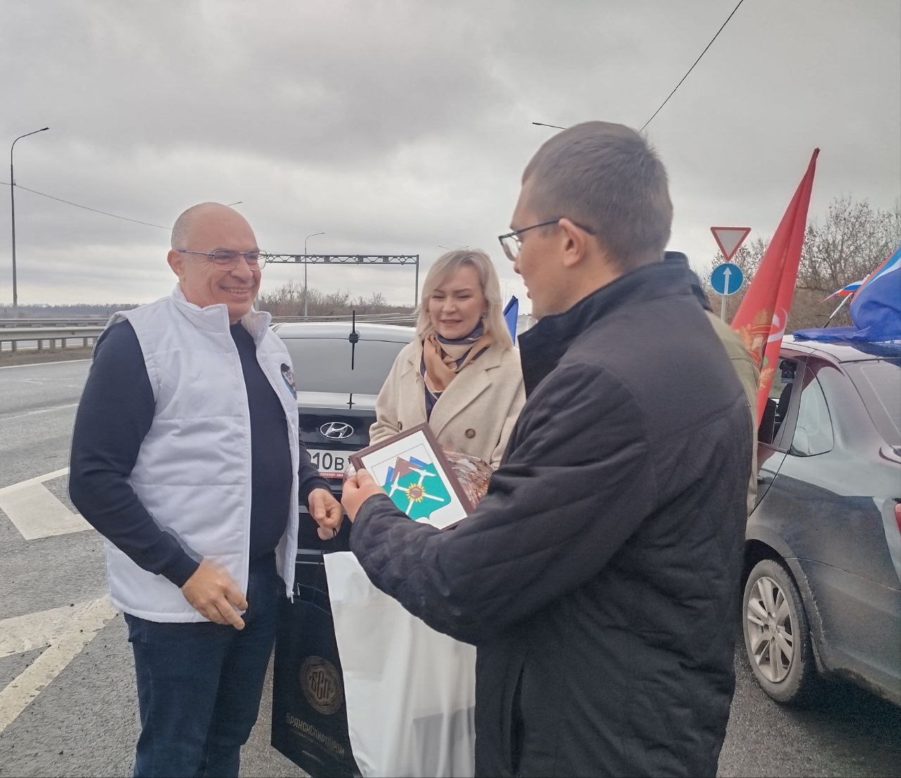 Евгений Морозов: В преддверии Дня народного единства, в рамках патриотической акции «Мы едины», по инициативе брянковчан на границе двух несгибаемых Республик Донбасса произошло знаковое событие: представители шести регионов... Евгений Морозов: В преддверии Дня народного единства, в рамках патриотической акции «Мы едины», по инициативе брянковчан на границе двух несгибаемых Республик Донбасса произошло знаковое событие: представители шести регионов...