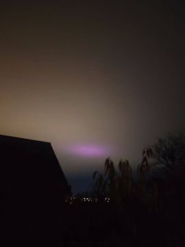 Небо над Луганском сейчас. Как думаете, с чем может быть связано такое явление? Пишите свои догадки в комментариях!