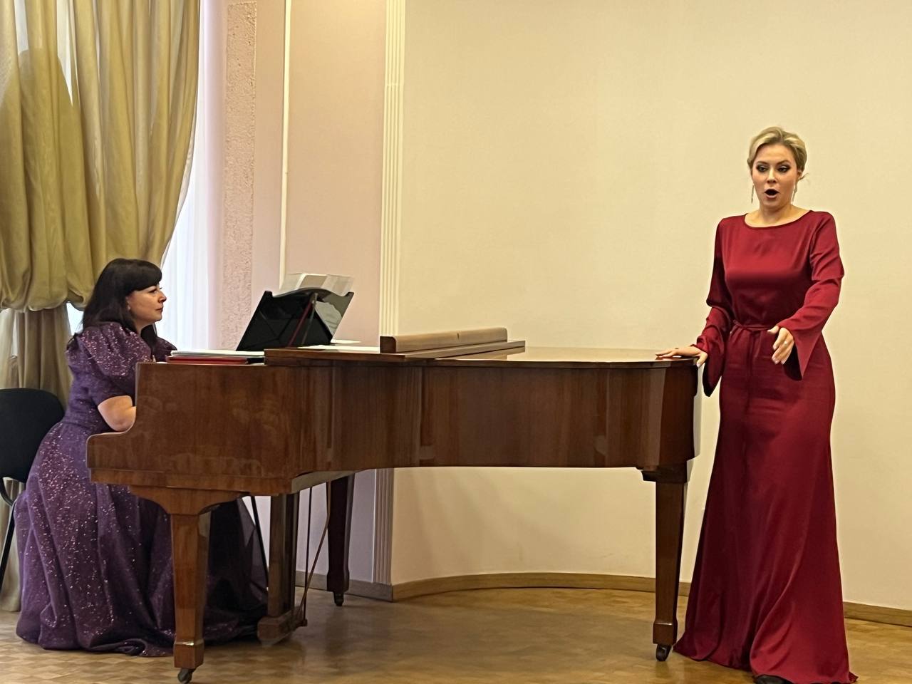 Луганская филармония подарила зрителям незабываемый вечер лирики и романса Луганская филармония подарила зрителям незабываемый вечер лирики и романса