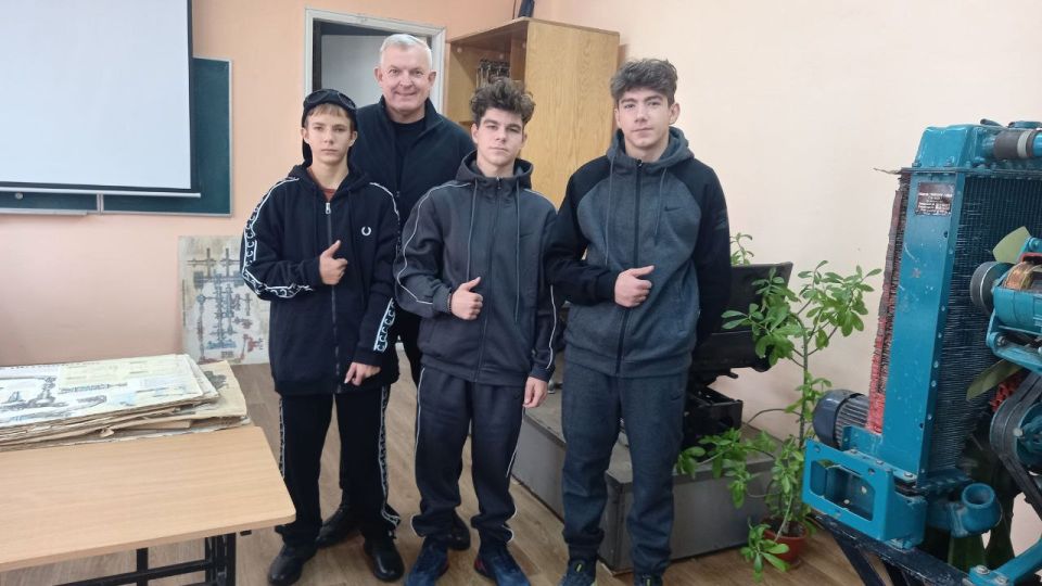 Ко Дню народного единства Партия «Единая Россия» передала ребятам Новосветловского аграрного колледжа спортивные костюмы Ко Дню народного единства Партия «Единая Россия» передала ребятам Новосветловского аграрного колледжа спортивные костюмы