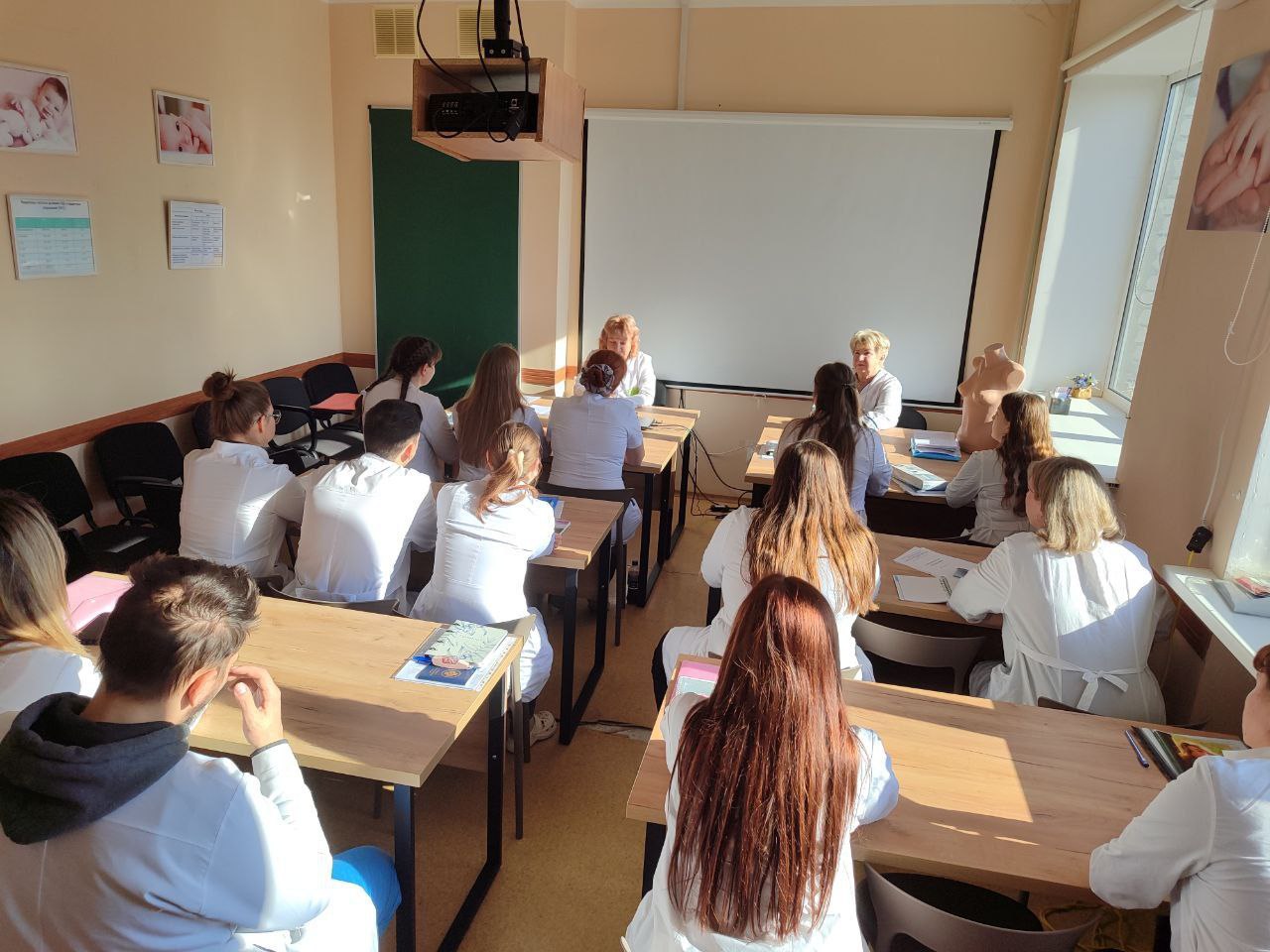 Вместе мы - сила!. 29.10.2025 на кафедре педиатрии и детских инфекций состоялась встреча студентов VI курса медицинского факультета по специальности «Педиатрия» с главным врачом ГБУЗ "Луганской городской многопрофильной... Вместе мы - сила!. 29.10.2025 на кафедре педиатрии и детских инфекций состоялась встреча студентов VI курса медицинского факультета по специальности «Педиатрия» с главным врачом ГБУЗ "Луганской городской многопрофильной...
