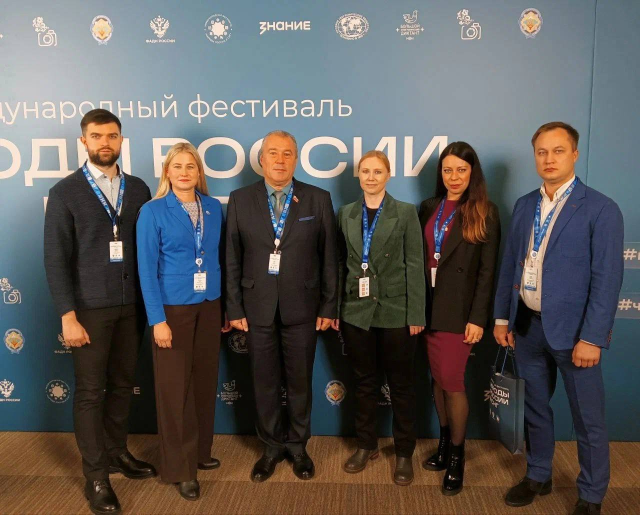 Заместитель директора Луганского центра народного творчества Александра Елистратенко в составе делегации Луганской Народной Республики приняла участие в VI Всероссийском форуме «Народы России и СНГ», который проходил с 31... Заместитель директора Луганского центра народного творчества Александра Елистратенко в составе делегации Луганской Народной Республики приняла участие в VI Всероссийском форуме «Народы России и СНГ», который проходил с 31...