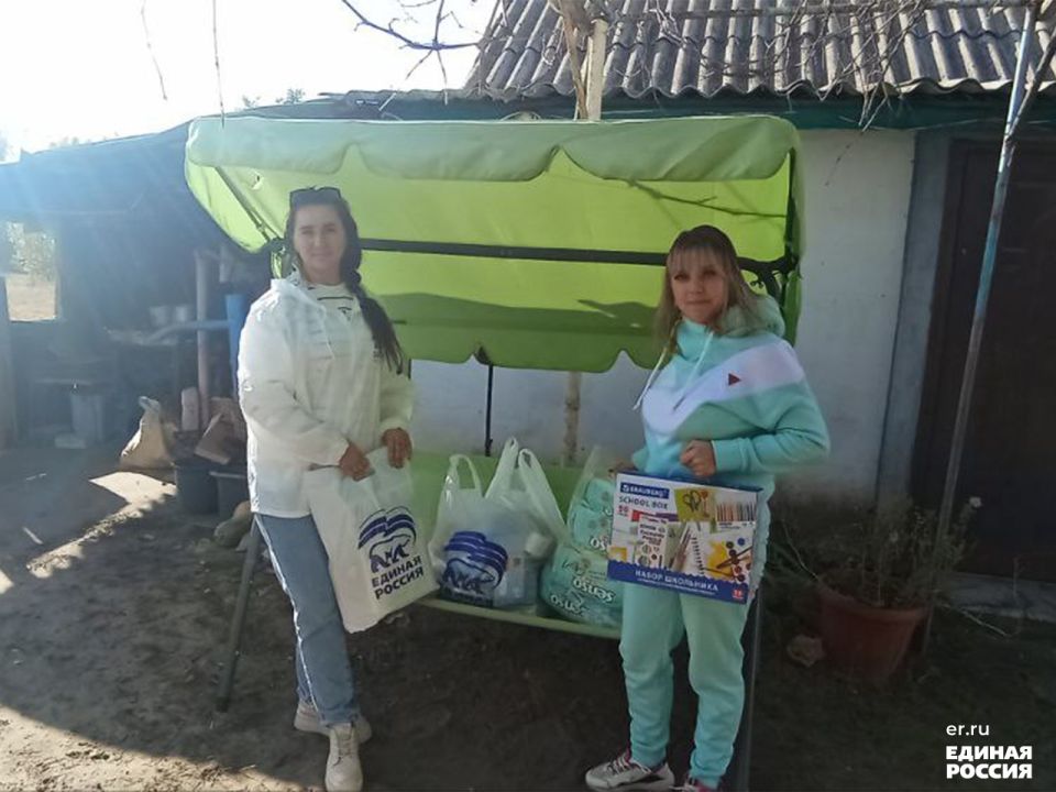 «Эстафета добрых дел». Координатор "Женского движения" Руслана Боярская в преддверии Дня народного единства совершила поездку в село Епифановка Кременского округа «Эстафета добрых дел». Координатор "Женского движения" Руслана Боярская в преддверии Дня народного единства совершила поездку в село Епифановка Кременского округа