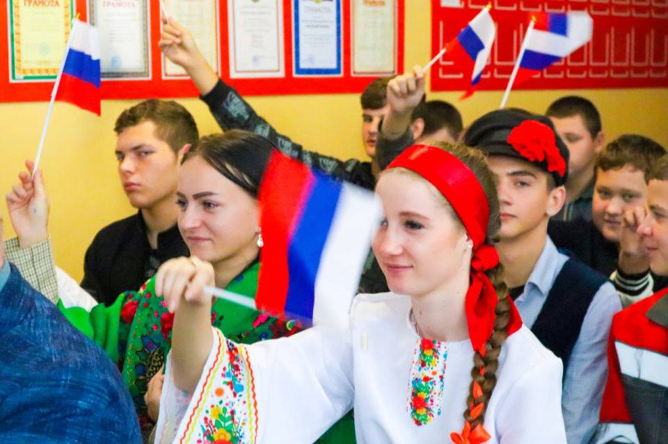 ДЕНЬ НАРОДНОГО ЕДИНСТВА. «Россия начиналась не с меча…» ДЕНЬ НАРОДНОГО ЕДИНСТВА. «Россия начиналась не с меча…»