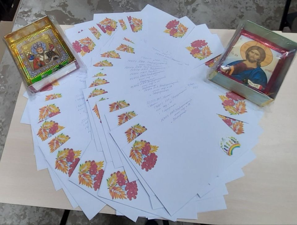 В Северодонецке по инициативе единороссов ко Дню народного единства проведена акция по написанию писем, открыток и рисунков бойцам В Северодонецке по инициативе единороссов ко Дню народного единства проведена акция по написанию писем, открыток и рисунков бойцам