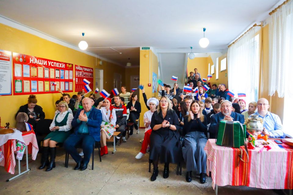 ДЕНЬ НАРОДНОГО ЕДИНСТВА. «Россия начиналась не с меча…» ДЕНЬ НАРОДНОГО ЕДИНСТВА. «Россия начиналась не с меча…»