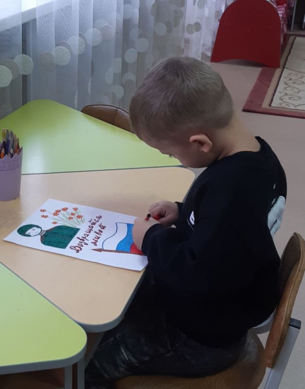 В Северодонецке по инициативе единороссов ко Дню народного единства проведена акция по написанию писем, открыток и рисунков бойцам В Северодонецке по инициативе единороссов ко Дню народного единства проведена акция по написанию писем, открыток и рисунков бойцам