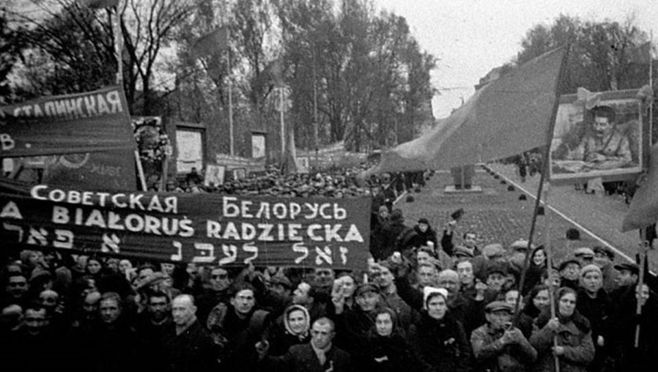 2 ноября. 1721. После победы над Швецией в Северной войне Петр I принял императорский титул – Отца Отечества, Петра Великого, Императора Всероссийского 2 ноября. 1721. После победы над Швецией в Северной войне Петр I принял императорский титул – Отца Отечества, Петра Великого, Императора Всероссийского