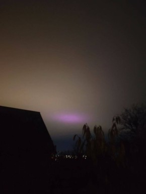 Небо над Луганском сейчас. Как думаете, с чем может быть связано такое явление? Пишите свои догадки в комментариях!