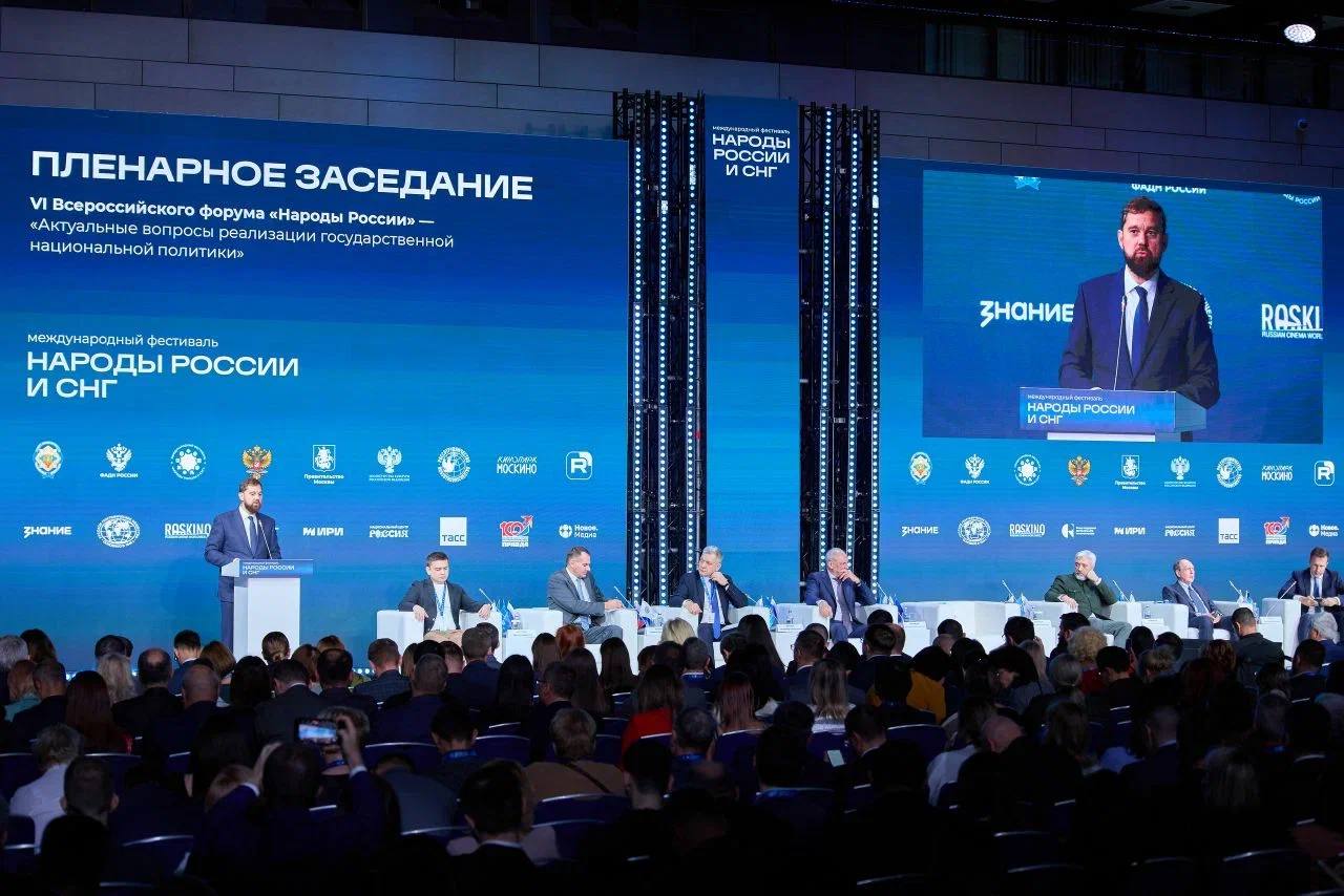 Заместитель директора Луганского центра народного творчества Александра Елистратенко в составе делегации Луганской Народной Республики приняла участие в VI Всероссийском форуме «Народы России и СНГ», который проходил с 31... Заместитель директора Луганского центра народного творчества Александра Елистратенко в составе делегации Луганской Народной Республики приняла участие в VI Всероссийском форуме «Народы России и СНГ», который проходил с 31...