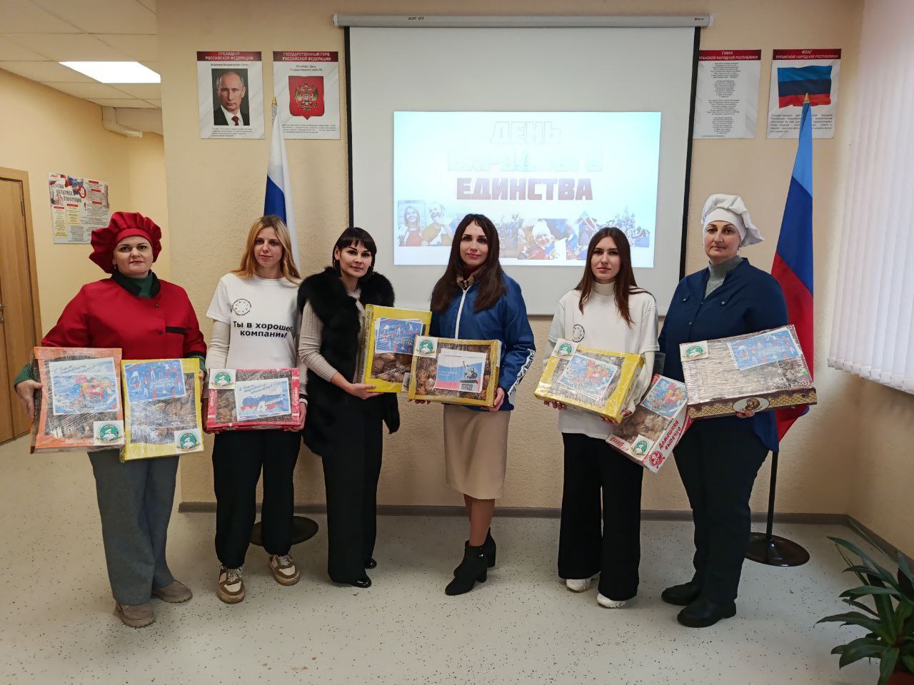 Единороссы передали свежую выпечку военнослужащим ко Дню народного единства Единороссы передали свежую выпечку военнослужащим ко Дню народного единства