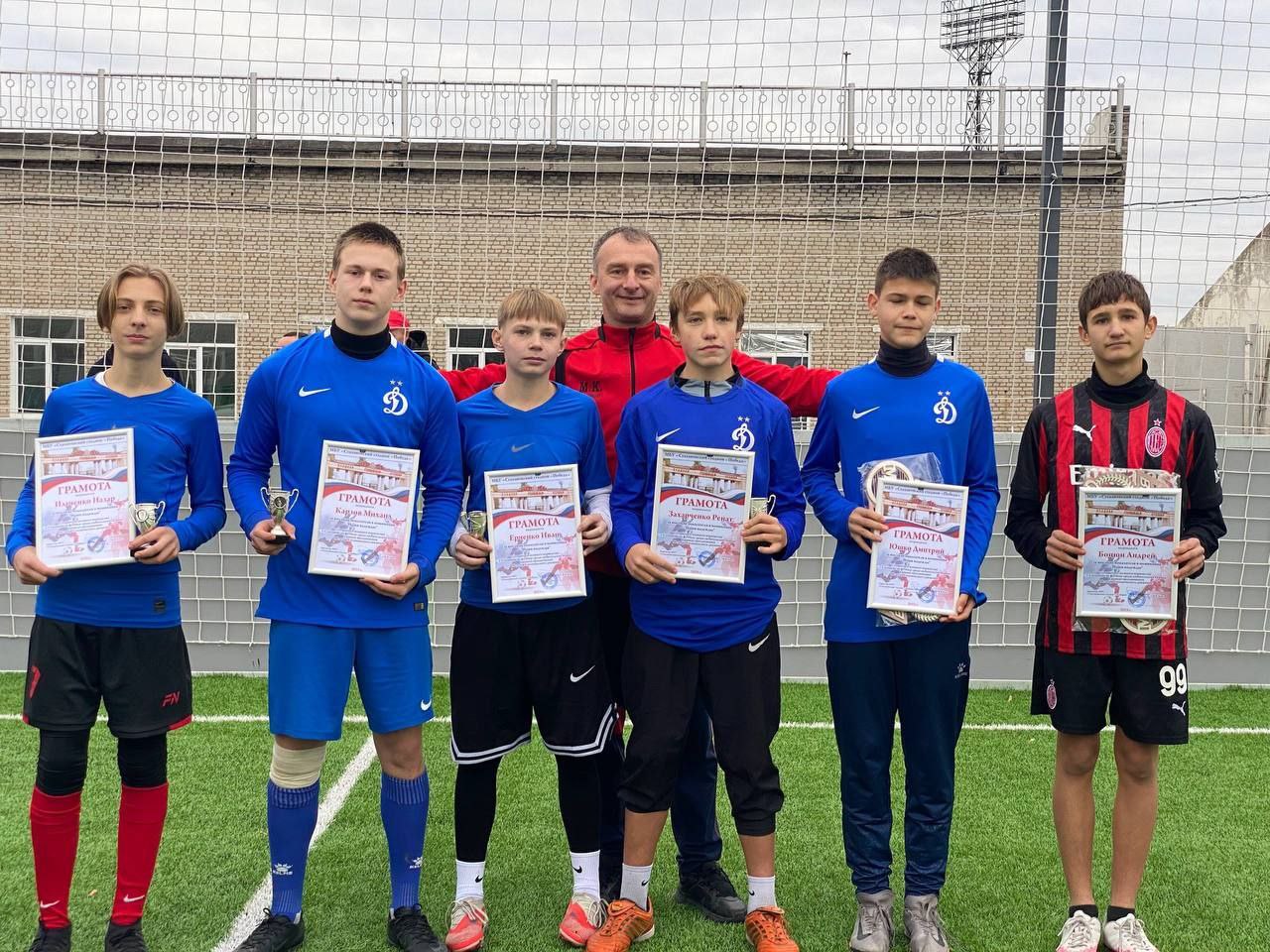 В Стаханове прошел финал осеннего футбольного первенства В Стаханове прошел финал осеннего футбольного первенства