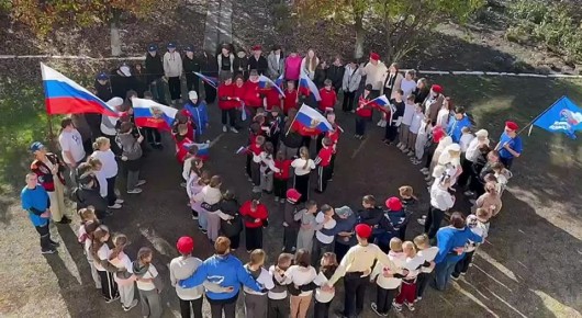 В пгт Новодарьевка прошел флешмоб «Под одним небом», приуроченный ко Дню народного единства