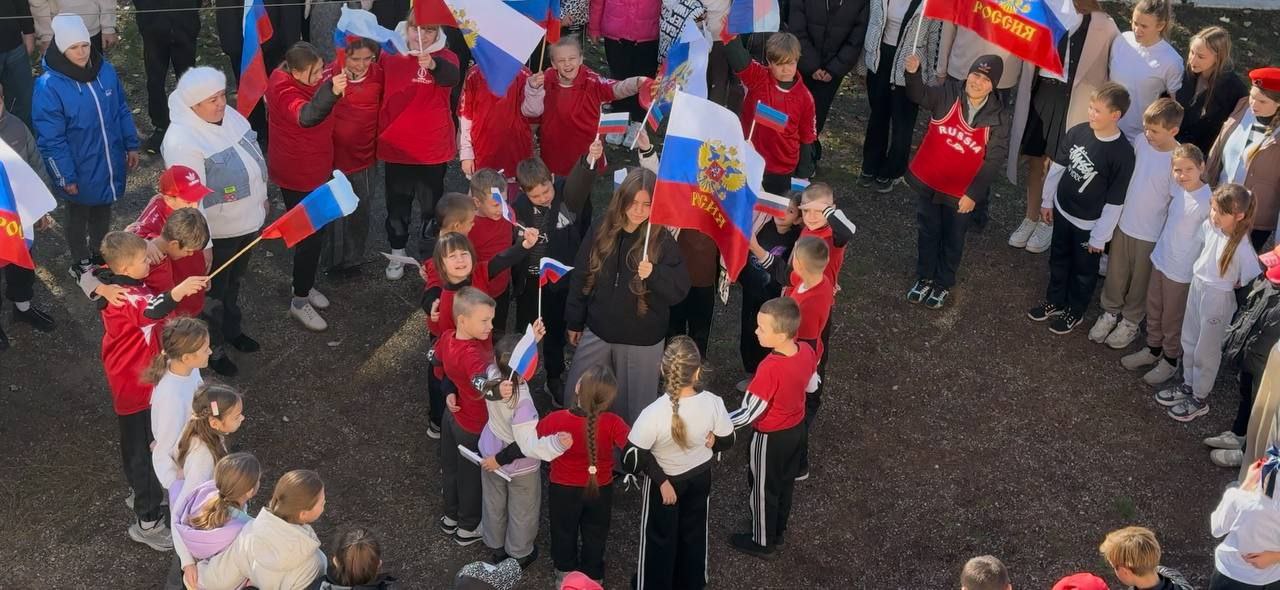 В пгт Новодарьевка прошел флешмоб «Под одним небом», приуроченный ко Дню народного единства В пгт Новодарьевка прошел флешмоб «Под одним небом», приуроченный ко Дню народного единства