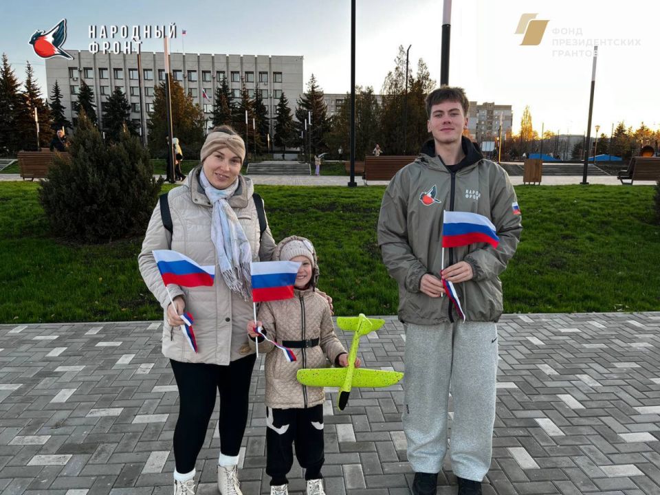 С праздником, друзья!. День народного единства напоминает нам о важности дружбы и уважения, независимо от национальности или убеждений С праздником, друзья!. День народного единства напоминает нам о важности дружбы и уважения, независимо от национальности или убеждений