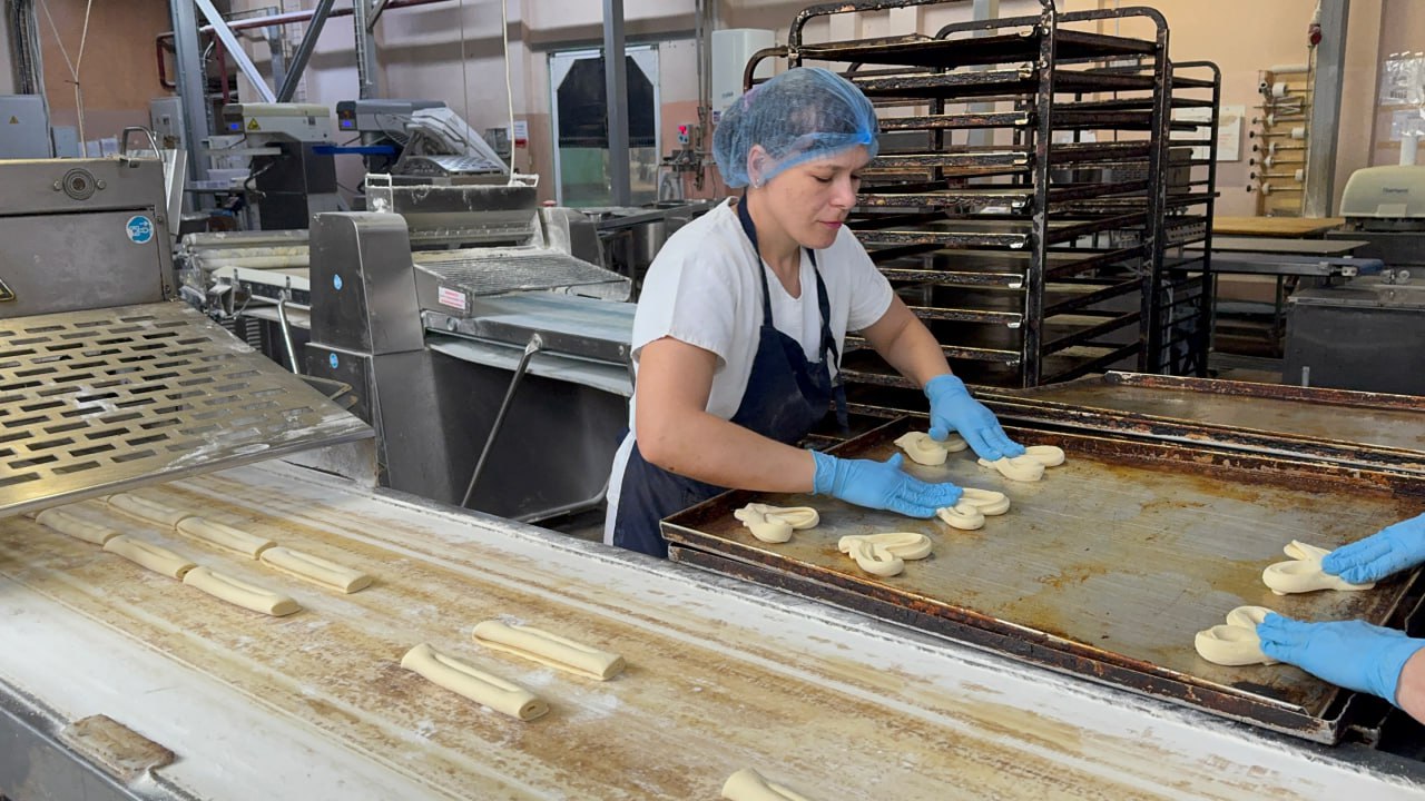 Единороссы передали свежую выпечку военнослужащим ко Дню народного единства Единороссы передали свежую выпечку военнослужащим ко Дню народного единства