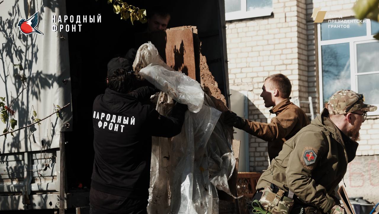 Молодёжка НФ ЛНР совместно с Молодёжкой НФ ДНР навели порядок в Богадельне перед открытием Молодёжка НФ ЛНР совместно с Молодёжкой НФ ДНР навели порядок в Богадельне перед открытием