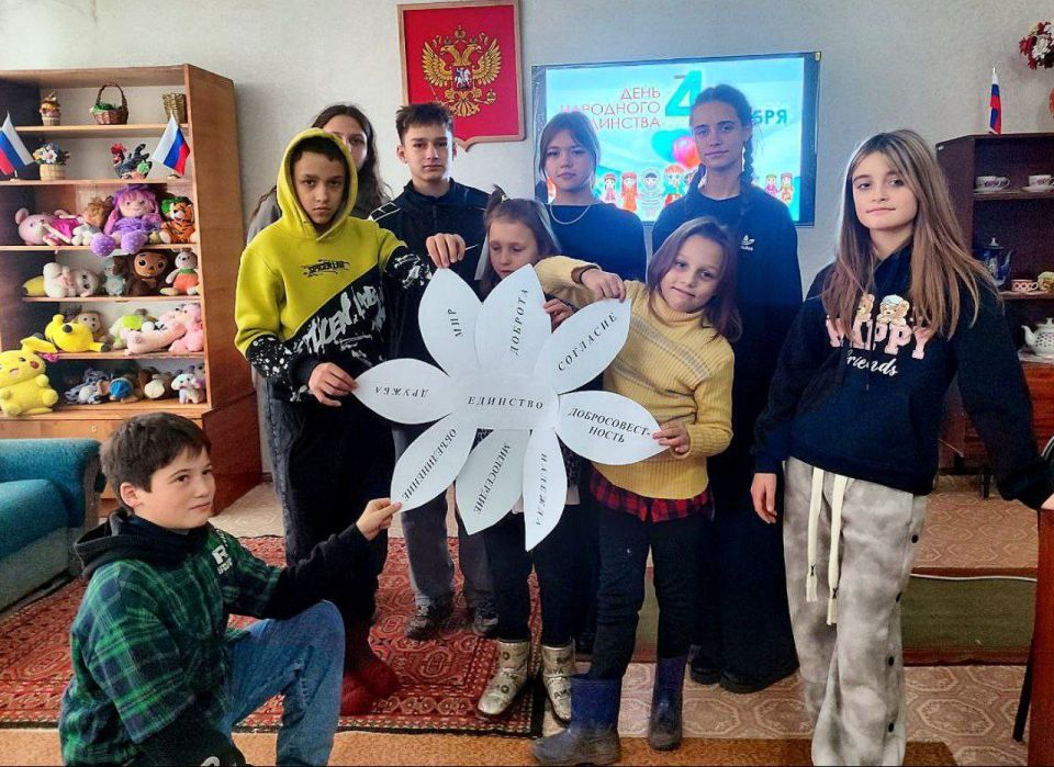 В посёлке Кошары состоялся патриотический час, приуроченный ко Дню народного единства В посёлке Кошары состоялся патриотический час, приуроченный ко Дню народного единства