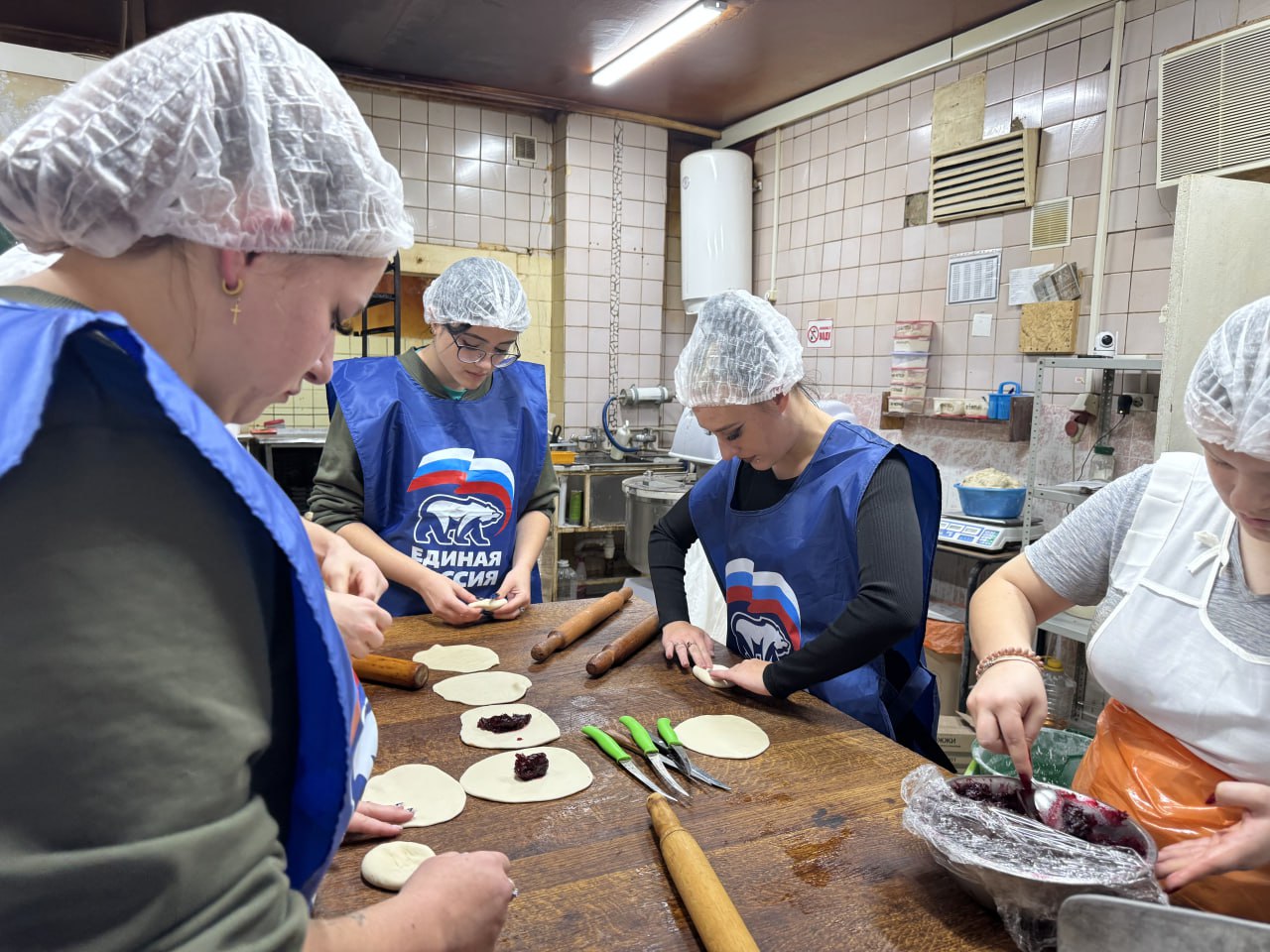 Единороссы передали свежую выпечку военнослужащим ко Дню народного единства Единороссы передали свежую выпечку военнослужащим ко Дню народного единства