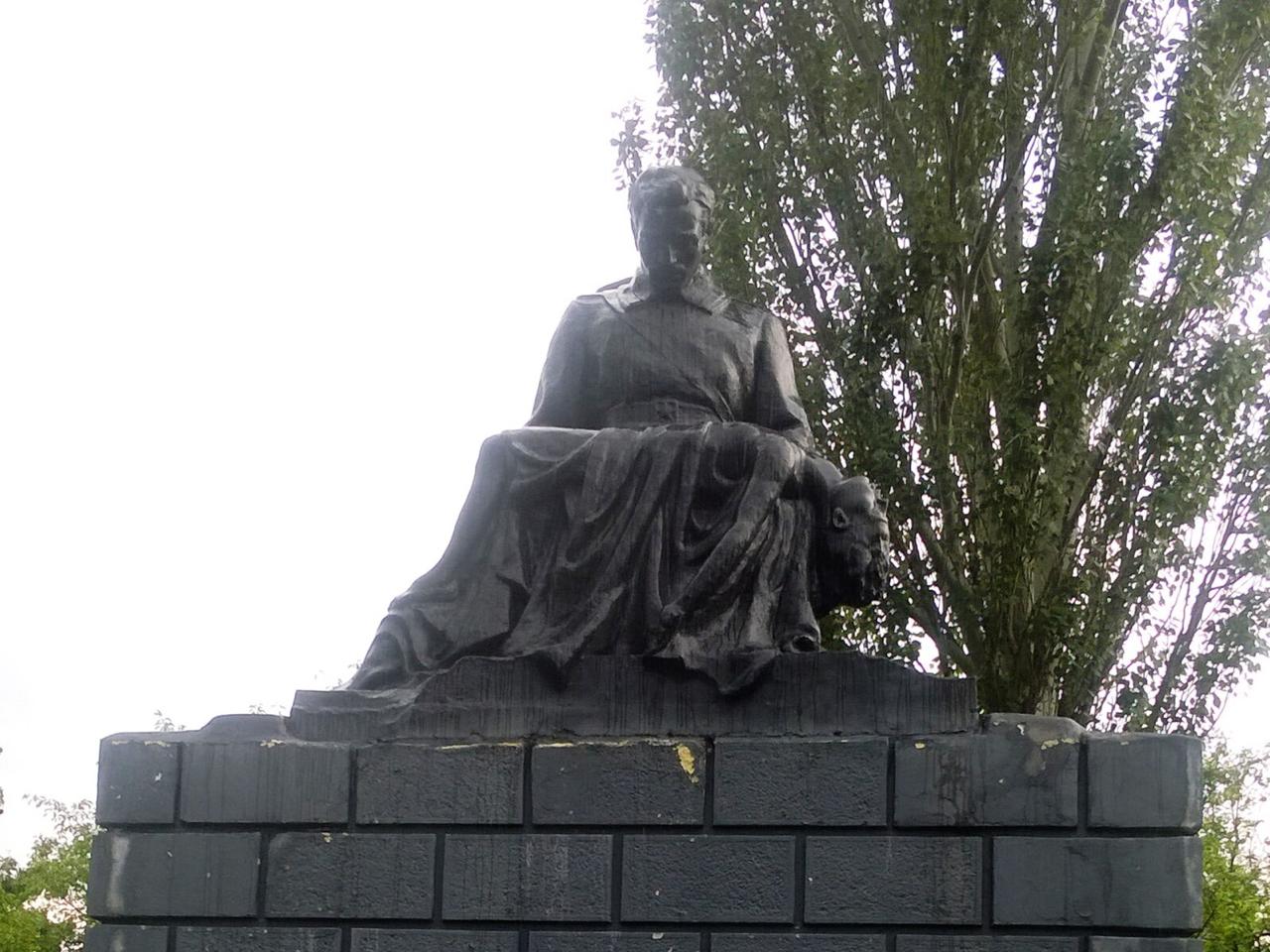 Луганский Бабий Яр. 1 ноября 1942 года всем жителям оккупированного немцами Ворошиловграда еврейской национальности было приказано явиться в шесть часов утра на стадион имени Ворошилова, ныне это луганский стадион...