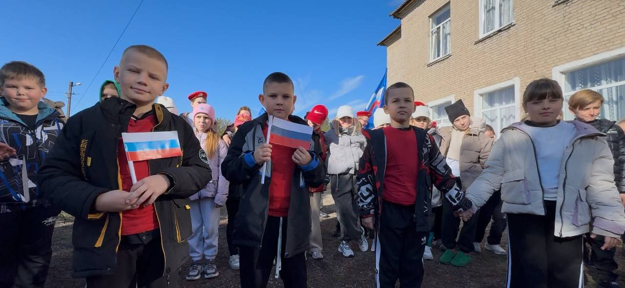 В пгт Новодарьевка прошел флешмоб «Под одним небом», приуроченный ко Дню народного единства В пгт Новодарьевка прошел флешмоб «Под одним небом», приуроченный ко Дню народного единства