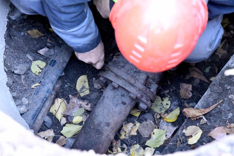 Красноярская аварийно-восстановительная бригада ремонтирует участок теплотрассы в Свердловской ЦГМБ Красноярская аварийно-восстановительная бригада ремонтирует участок теплотрассы в Свердловской ЦГМБ