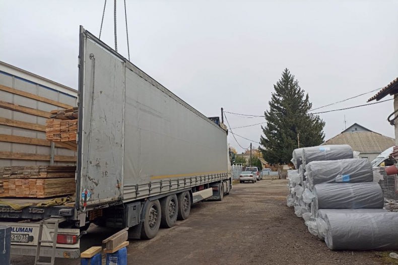 В Свердловск прибыл пиломатериал для ремонта кровли Комсомольского поселкового клуба В Свердловск прибыл пиломатериал для ремонта кровли Комсомольского поселкового клуба