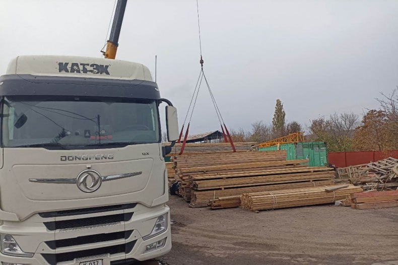 В Свердловск прибыл пиломатериал для ремонта кровли Комсомольского поселкового клуба В Свердловск прибыл пиломатериал для ремонта кровли Комсомольского поселкового клуба