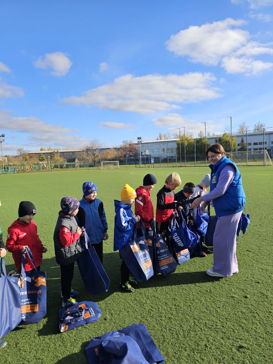 Галина Дуброва: В преддверии Дня народного единства я посетила открытое учебно-тренировочное мероприятие детской команды ГБУ ДО ЛНР «СШОР» (2018 г.р.). Это было замечательное событие, полное энергии и энтузиазма юных... Галина Дуброва: В преддверии Дня народного единства я посетила открытое учебно-тренировочное мероприятие детской команды ГБУ ДО ЛНР «СШОР» (2018 г.р.). Это было замечательное событие, полное энергии и энтузиазма юных...