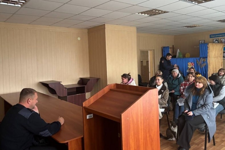 В пгт Комсомольский прошла встреча с участковым уполномоченным ОМВД РФ «Свердловский»