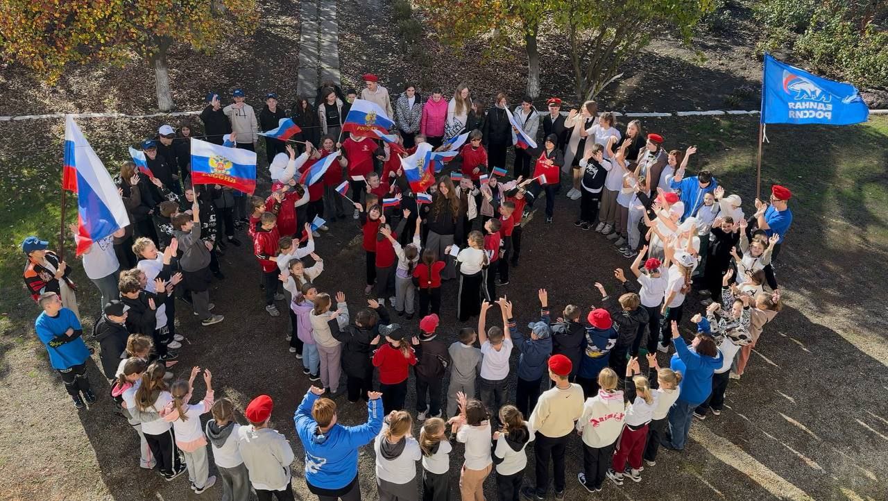 В пгт Новодарьевка прошел флешмоб «Под одним небом», приуроченный ко Дню народного единства В пгт Новодарьевка прошел флешмоб «Под одним небом», приуроченный ко Дню народного единства