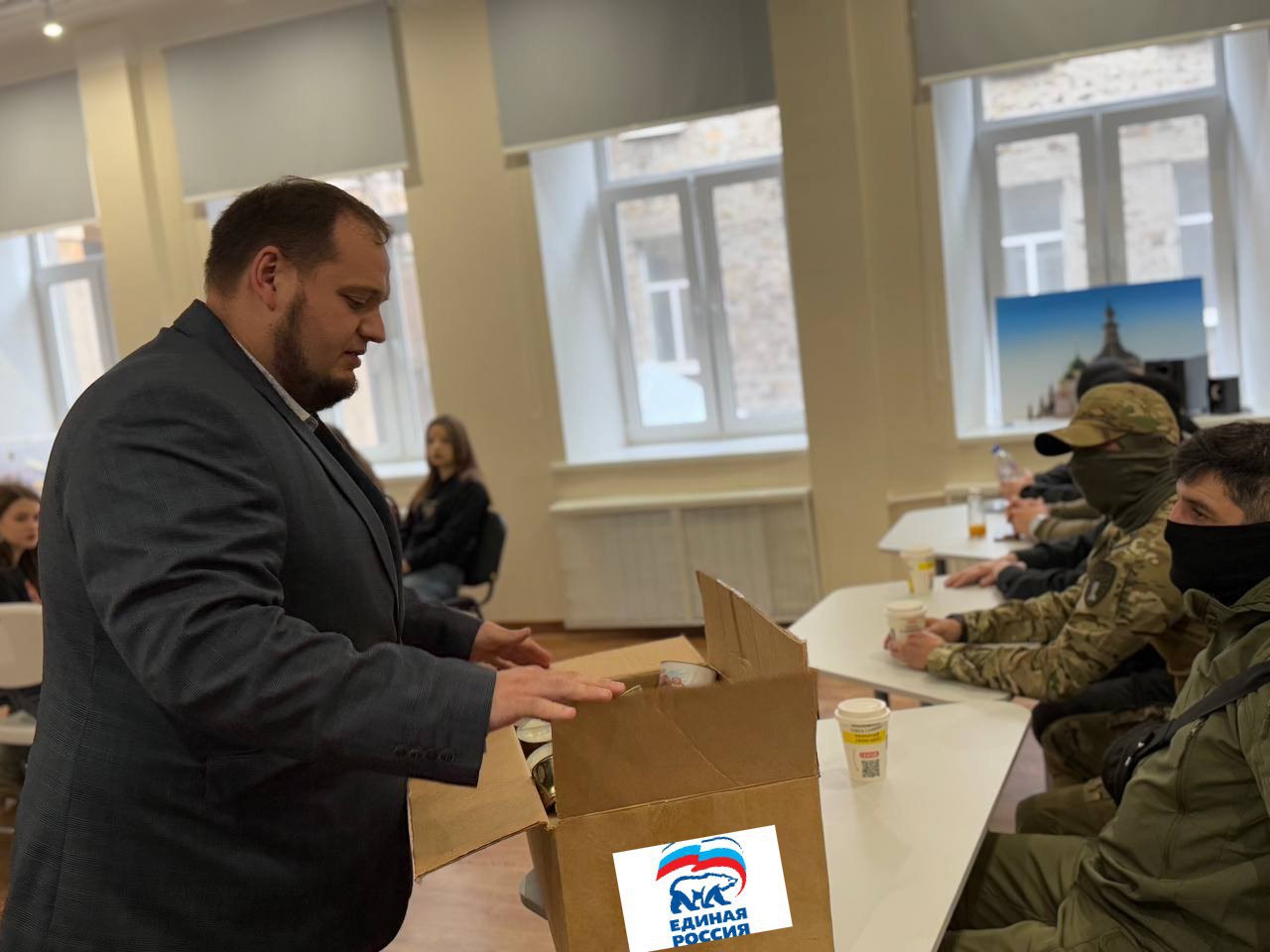 Единороссы передали свежую выпечку военнослужащим ко Дню народного единства Единороссы передали свежую выпечку военнослужащим ко Дню народного единства