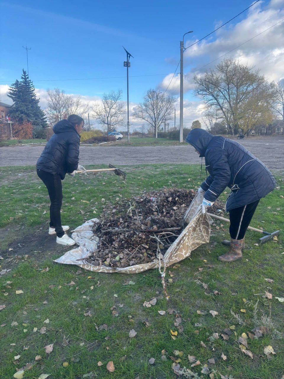 Сотрудники библиотеки - филиал села Теплое и Тепловского ОЖО 1 ноября приняли участие в экологической акции "Чистое село" Сотрудники библиотеки - филиал села Теплое и Тепловского ОЖО 1 ноября приняли участие в экологической акции "Чистое село"