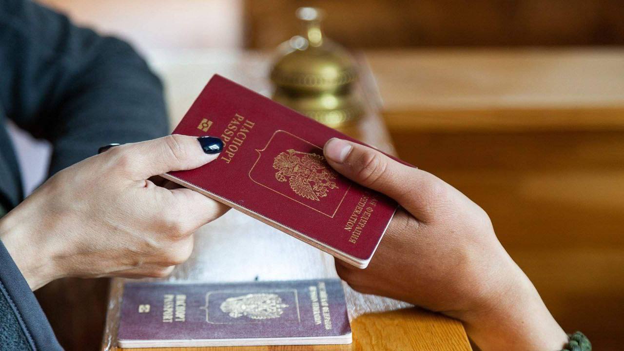 Россиянам разрешили заселяться в гостиницы по загранпаспортам