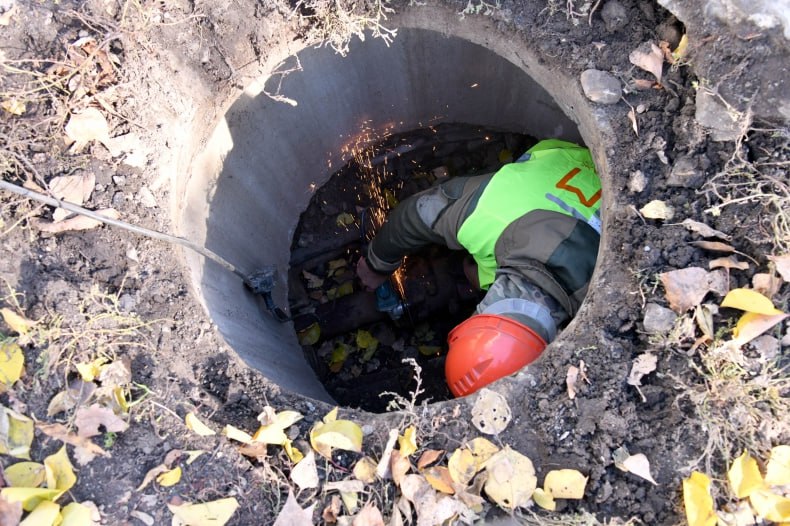 Красноярская аварийно-восстановительная бригада ремонтирует участок теплотрассы в Свердловской ЦГМБ Красноярская аварийно-восстановительная бригада ремонтирует участок теплотрассы в Свердловской ЦГМБ