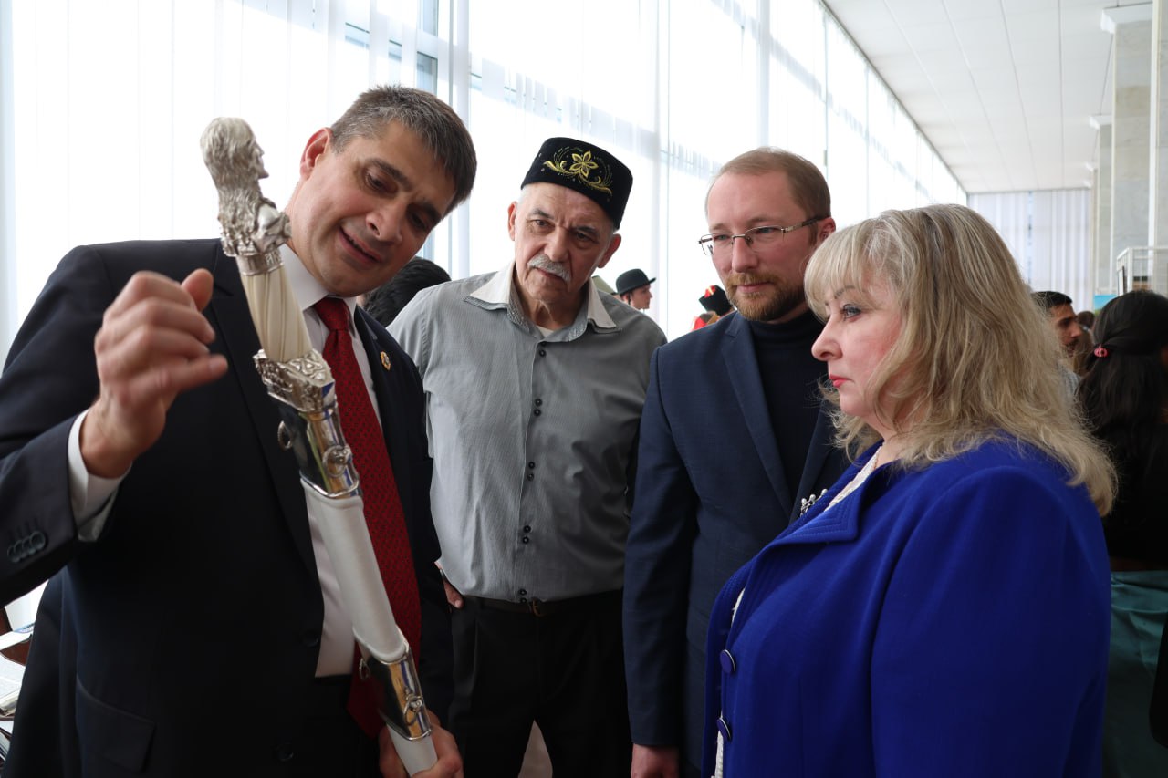 Сегодня в Луганском академическом русском драматическом театре им. П. Луспекаева состоялось масштабное праздничное мероприятие #МыВместе, посвященное Дню народного единства Сегодня в Луганском академическом русском драматическом театре им. П. Луспекаева состоялось масштабное праздничное мероприятие #МыВместе, посвященное Дню народного единства