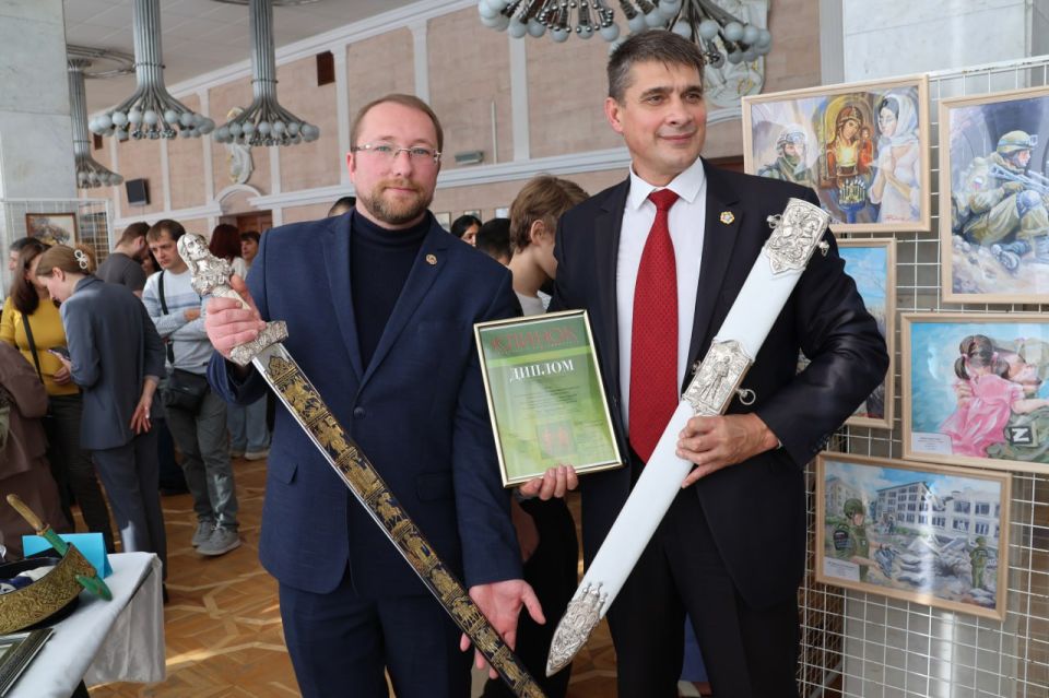 Сегодня в Луганском академическом русском драматическом театре им. П. Луспекаева состоялось масштабное праздничное мероприятие #МыВместе, посвященное Дню народного единства Сегодня в Луганском академическом русском драматическом театре им. П. Луспекаева состоялось масштабное праздничное мероприятие #МыВместе, посвященное Дню народного единства