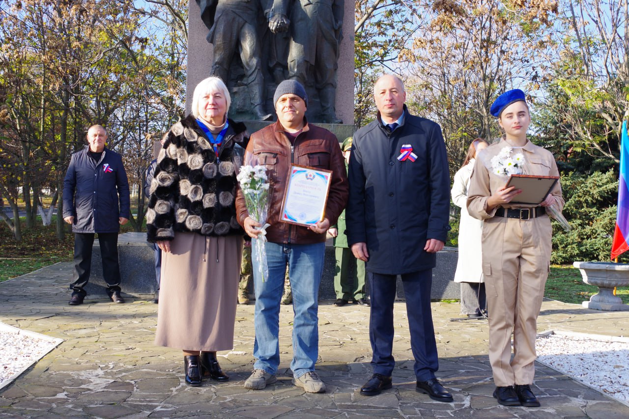 В Славяносербске отметили День народного единства торжественным митингом В Славяносербске отметили День народного единства торжественным митингом
