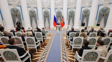 Президент России Владимир Путин по случаю Дня народного единства вручил в Кремле государственные награды и премии за вклад в укрепление единства русской нации