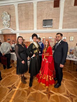 Галина Дуброва: Сегодня, в День народного единства, с коллегами-депутатами Юрием Рагулиным и Юрием Юровым посетили выставку и презентацию подворий национально-культурных обществ республики "#МЫВМЕСТЕ", которая проходила в...