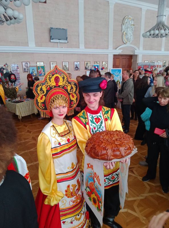 #Мывместе в Луганске. Сегодня представители Центра культуры и досуга г. Ровеньки были пригашены на праздничную программу #Мывместе в честь Дня народного единства в Луганский центр народного творчества #Мывместе в Луганске. Сегодня представители Центра культуры и досуга г. Ровеньки были пригашены на праздничную программу #Мывместе в честь Дня народного единства в Луганский центр народного творчества