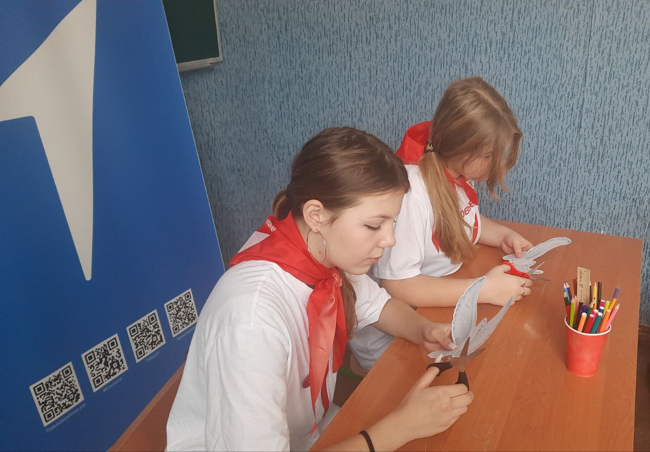 В преддверии Дня народного единства Первые ГБОУ ЛНР "Рубежанская ОШ № 3", совместно с представителями волонтерского отряда школы "ZOV-сердца", при содействии педагога-организатора и советника директора по воспитанию приняли... В преддверии Дня народного единства Первые ГБОУ ЛНР "Рубежанская ОШ № 3", совместно с представителями волонтерского отряда школы "ZOV-сердца", при содействии педагога-организатора и советника директора по воспитанию приняли...