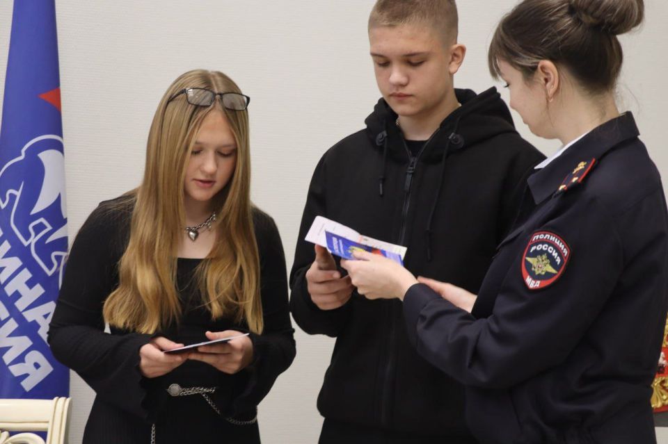 В Северодонецке ко Дню народного единства Дарья Лантратова и единороссы высадили "Аллею дружбы" и вручили паспорта детям В Северодонецке ко Дню народного единства Дарья Лантратова и единороссы высадили "Аллею дружбы" и вручили паспорта детям