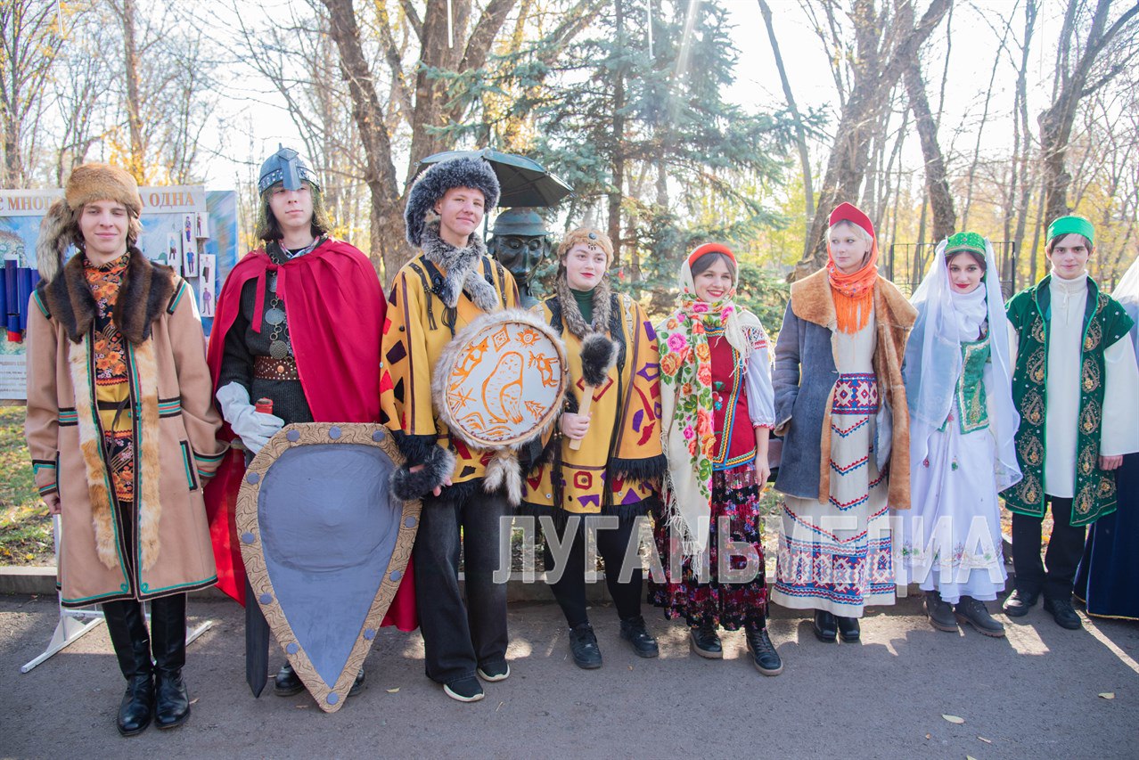 В луганском парке Горького прошли гуляния ко Дню народного единства В луганском парке Горького прошли гуляния ко Дню народного единства